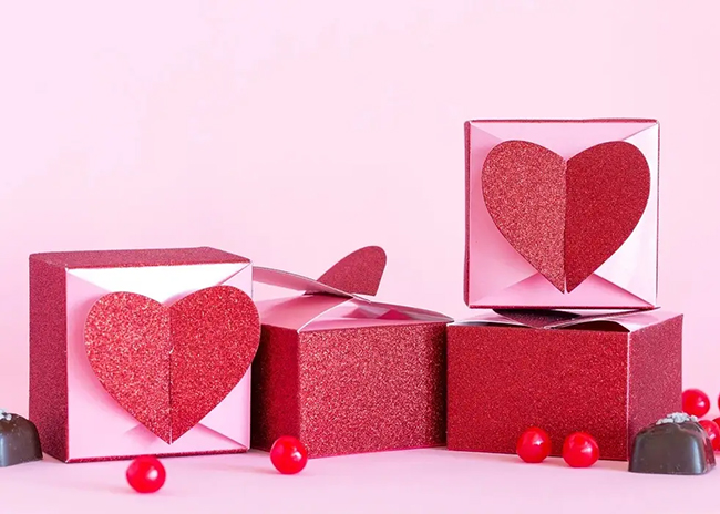 This is a picture of Heart Favor Boxes, offered by Fromagination.